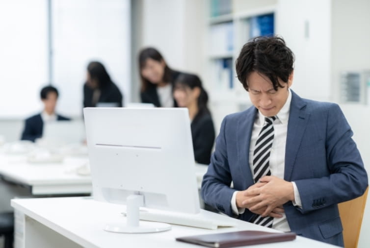 腸の動きをうながす施術の様子