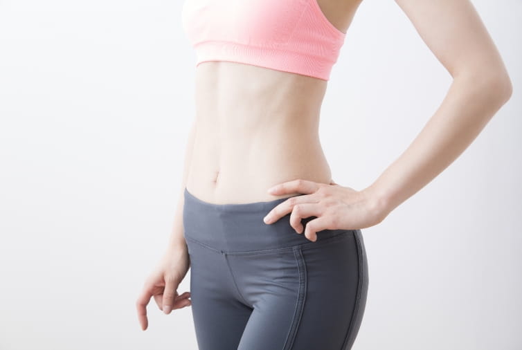 産後・授乳後の胸まわりにやさしくアプローチする様子