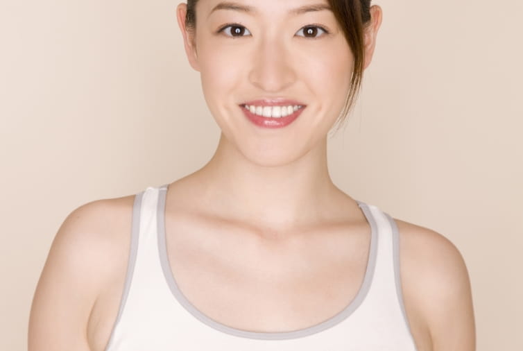 姿勢由来の詰まりをゆるめハリのある首元へ導く様子