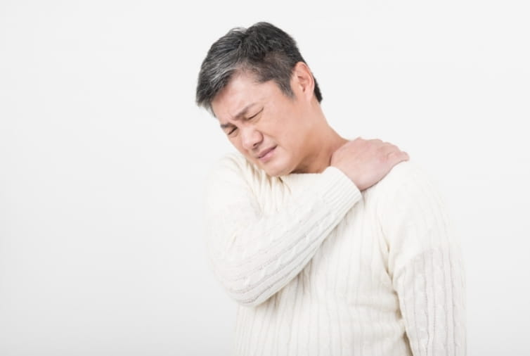 あご・首・肩の連鎖したこりをケアする様子