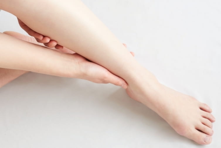 下半身のむくみ・重だるさをケアする施術の様子