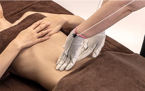 専用グローブで電流を操り、肩こりや首こりの原因に90秒でアプローチする業務用EMSラクリスの筋膜リリース施術