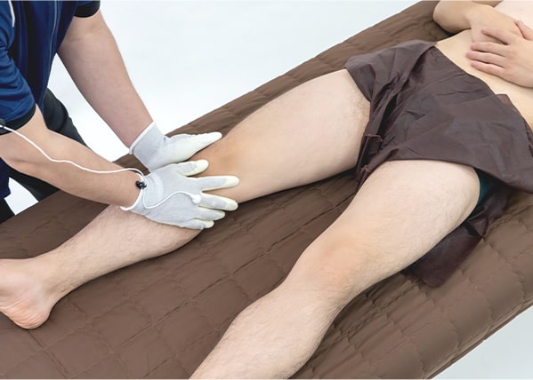 施術者の手や体への負担を大幅に軽減し離職防止や労働環境改善に貢献するラクリスの施術イメージ