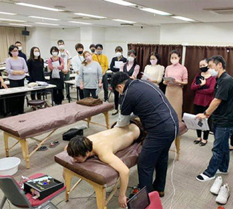 ラクリス導入店向けの定期セミナー。最新の筋膜リリース技術や自費メニューの活用法を学び、店舗の技術力アップを支援。