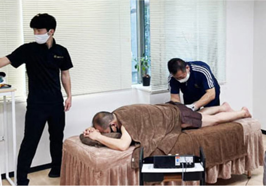 導入店向けの技術講習セミナー。未経験のスタッフも即戦力として筋膜リリースを習得できるラクリスの専門研修プログラム